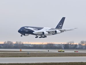 Airbus A380 ve výročním nátěru Lufthansy připomínají 100 let dopravce. Foto: Lufthansa