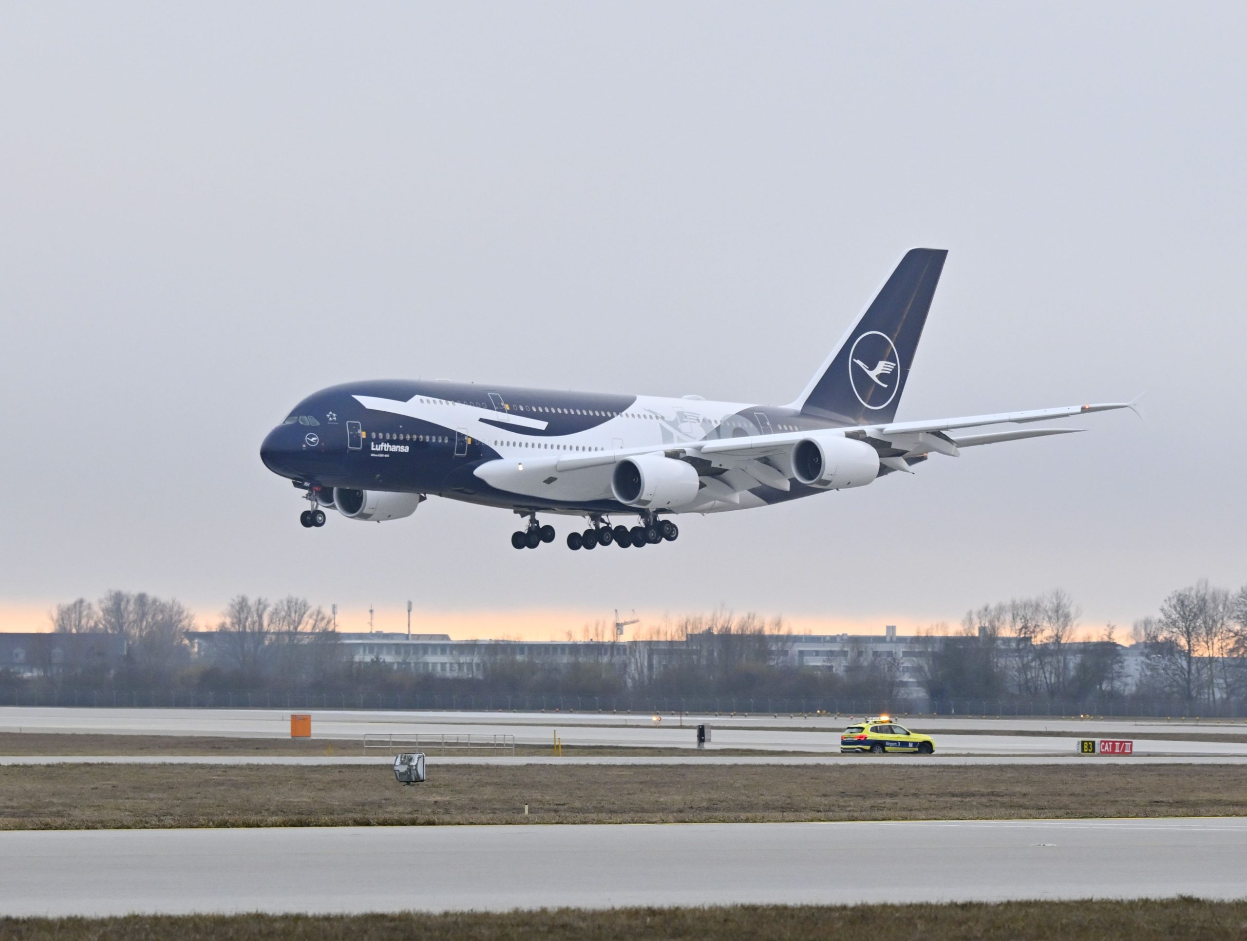 Airbus A380 ve výročním nátěru Lufthansy připomínají 100 let dopravce. Foto: Lufthansa