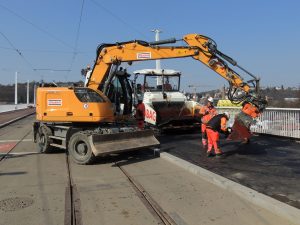Dvorecký most s již položeným barevným asfaltem. Foto: PID