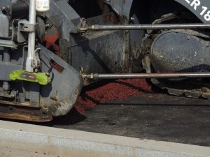 Dvorecký most s již položeným barevným asfaltem. Foto: PID