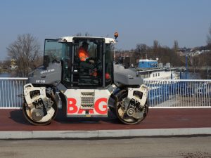 Dvorecký most s již položeným barevným asfaltem. Foto: PID
