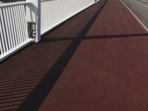 Dvorecký most s již položeným barevným asfaltem. Foto: PID