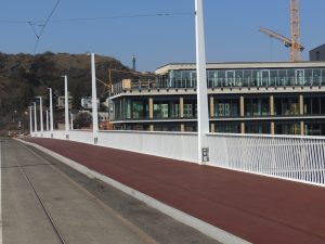 Dvorecký most s již položeným barevným asfaltem. Foto: PID