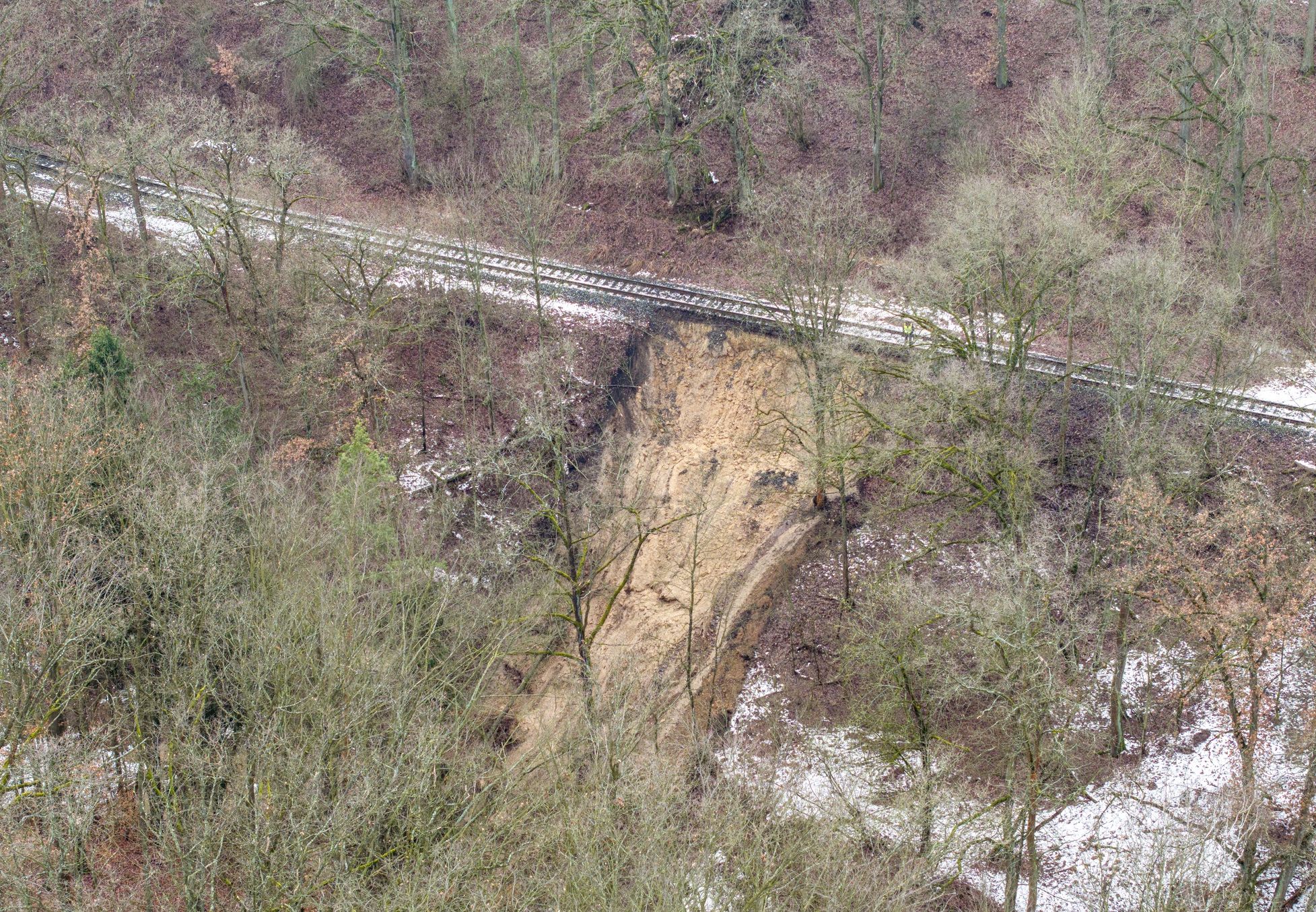 Sesutý svah na trati Mladá Boleslav - Mělník mezi Katusicemi a Skalskem. Foto: Tomáš Pelech