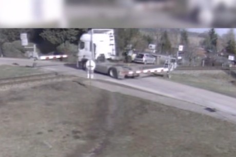 Tahač na přejezdu v Nových Zámcích. Zdroj: Polícia SR