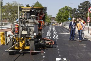 Designové pruhy od studia Martens & Martens opticky zužují vozovku v zónách s rychlostí 30 km/h. Foto: Dutch Design Daily