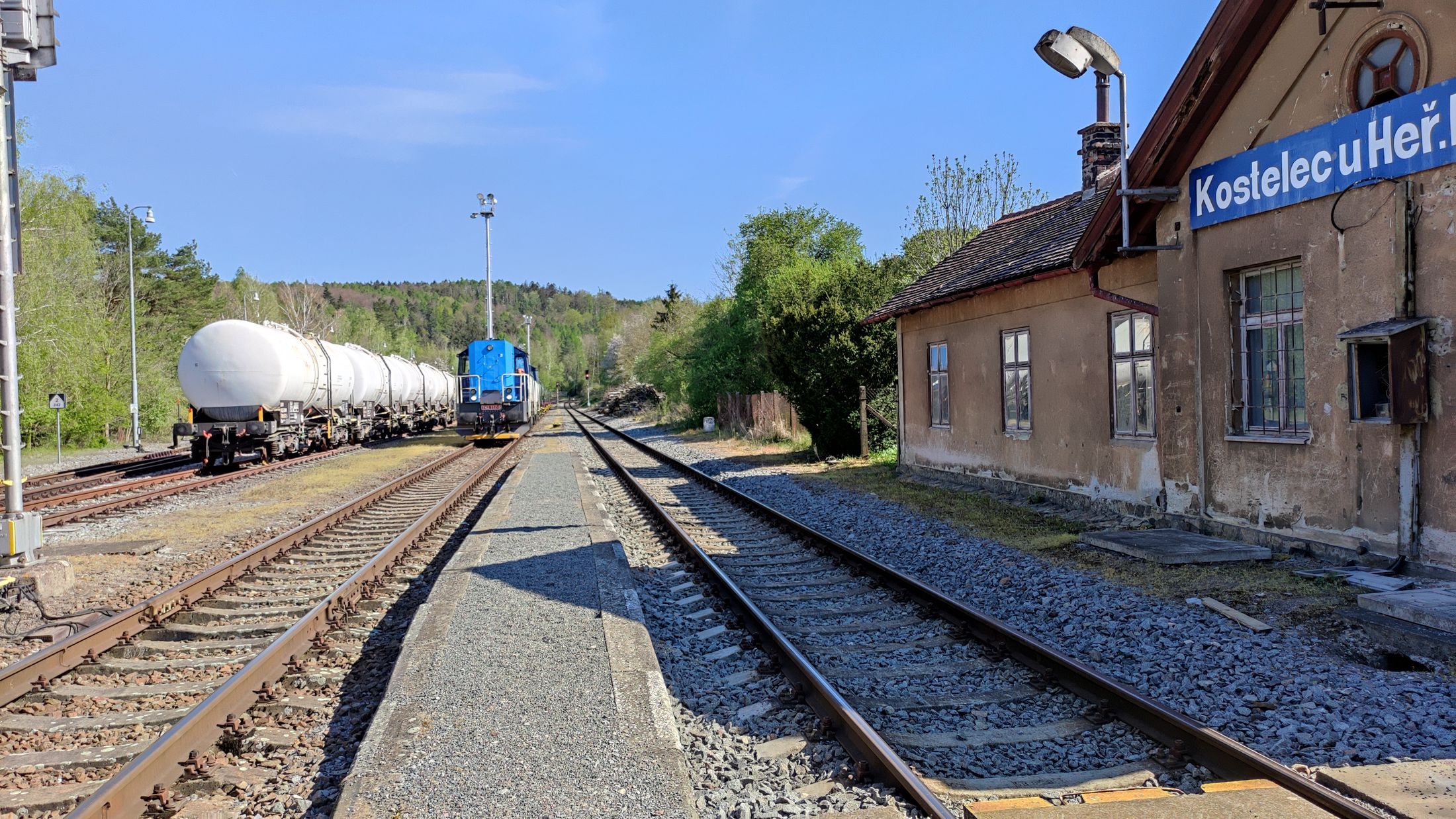 Nádražní budova v Kostelci u Heřmanova Městce. Foto: Tomáš Málek / Mapy.com